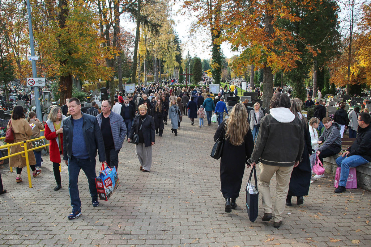 Tłumy na bolesławieckim cmentarzu. Ludzie odwiedzają groby bliskich