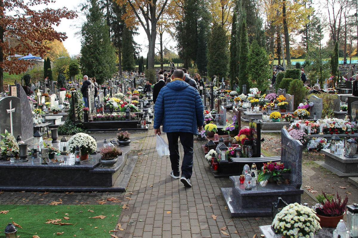 Tłumy na bolesławieckim cmentarzu. Ludzie odwiedzają groby bliskich