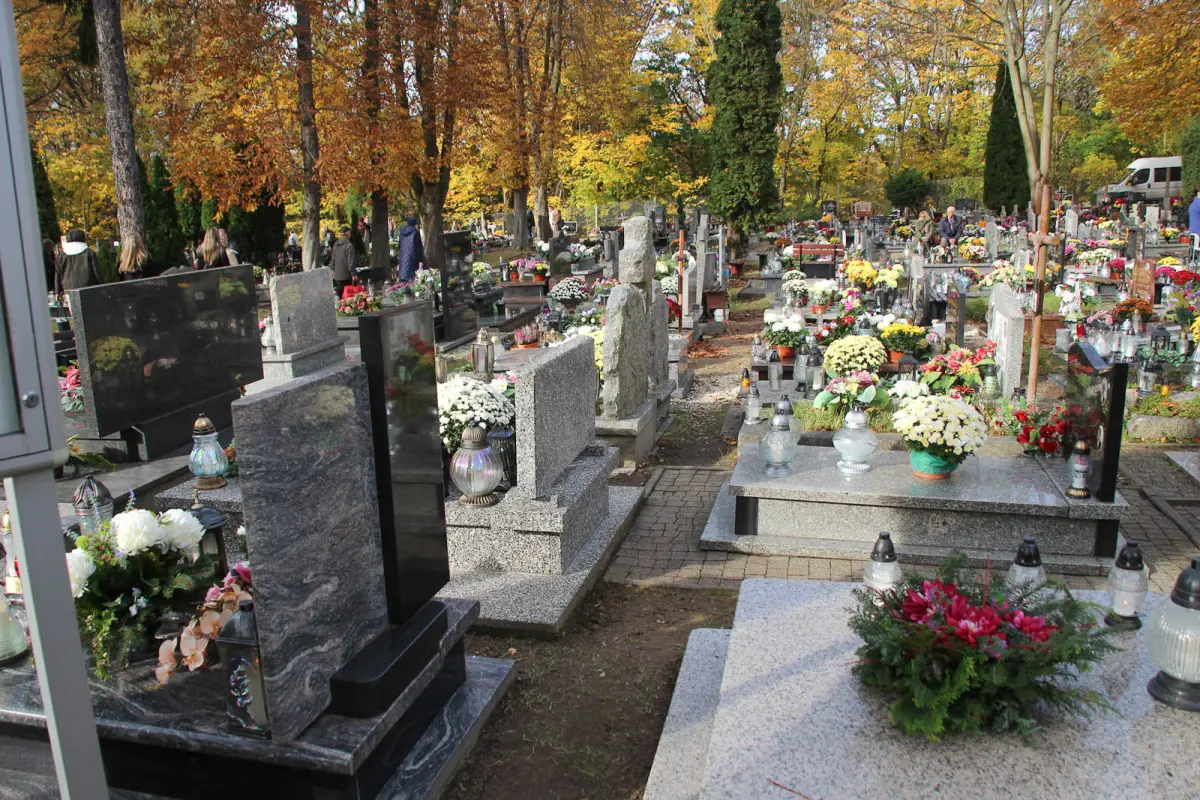 Натовпи на Болеславецькому кладовищі. Люди відвідують могили близьких