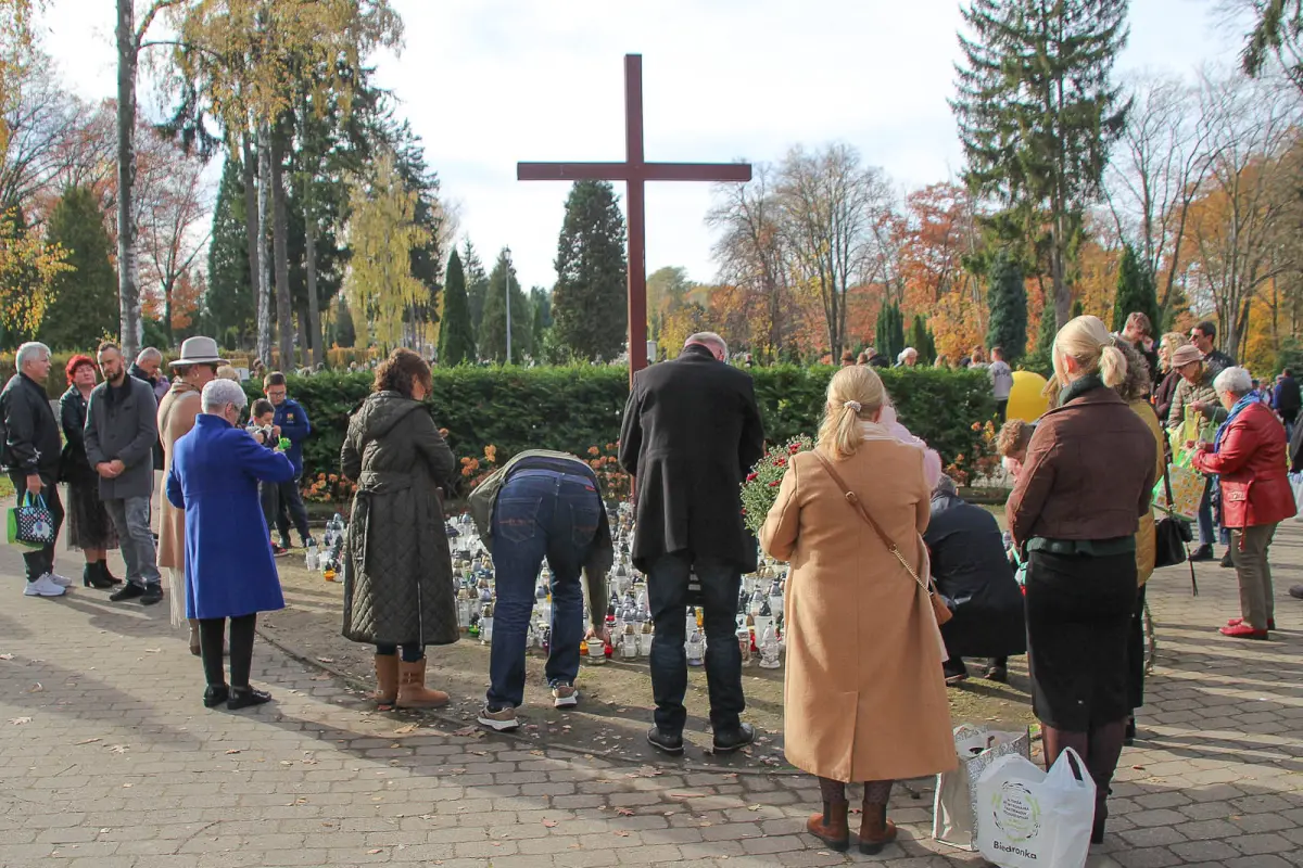 Tłumy na bolesławieckim cmentarzu. Ludzie odwiedzają groby bliskich