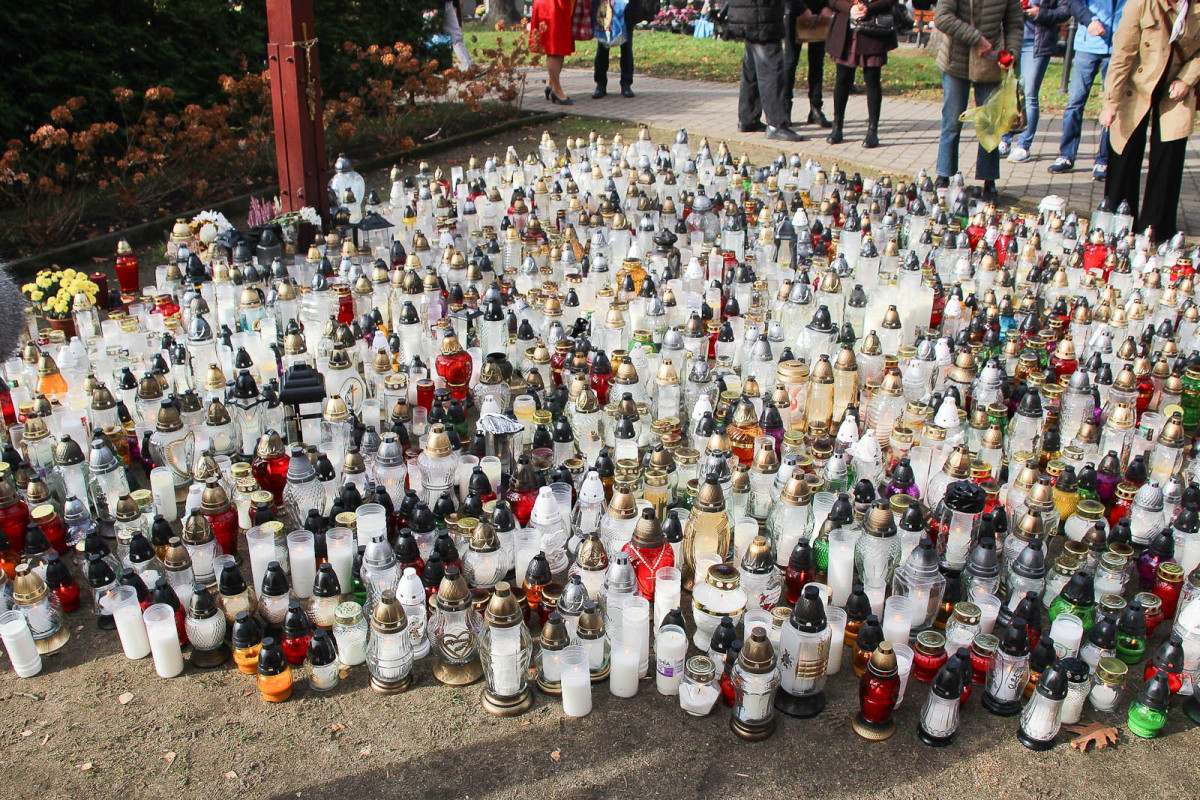 Tłumy na bolesławieckim cmentarzu. Ludzie odwiedzają groby bliskich