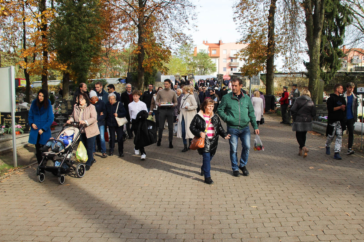 Tłumy na bolesławieckim cmentarzu. Ludzie odwiedzają groby bliskich
