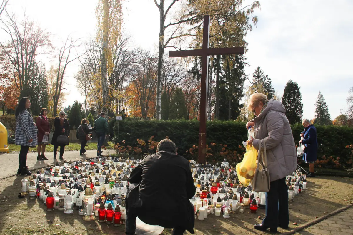Натовпи на Болеславецькому кладовищі. Люди відвідують могили близьких