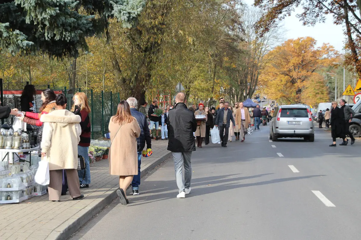 Натовпи на Болеславецькому кладовищі. Люди відвідують могили близьких
