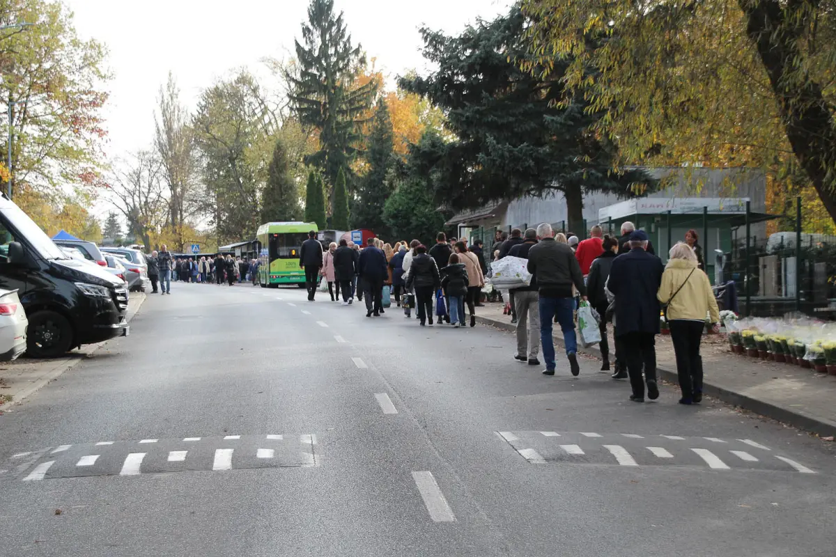 Натовпи на Болеславецькому кладовищі. Люди відвідують могили близьких