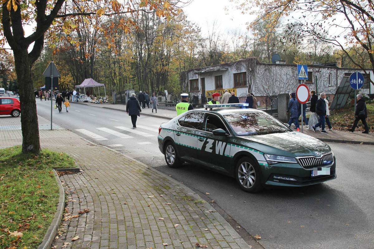 Tłumy na bolesławieckim cmentarzu. Ludzie odwiedzają groby bliskich