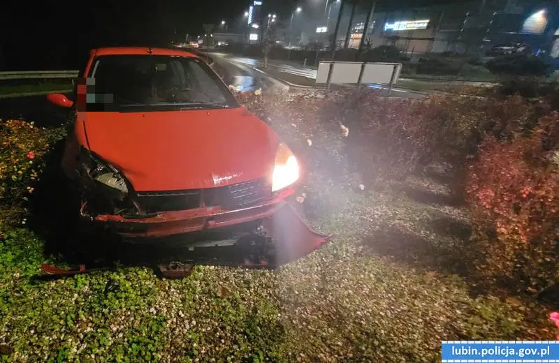 Auto na rondzie i podejrzany