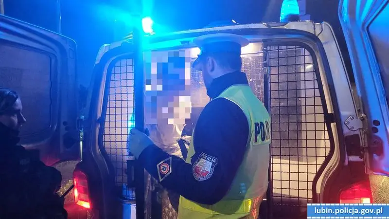 Auto na rondzie i podejrzany
