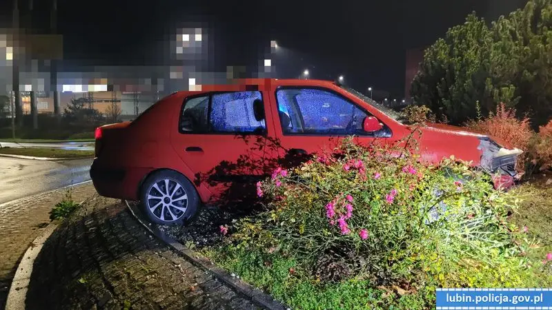 Auto na rondzie i podejrzany