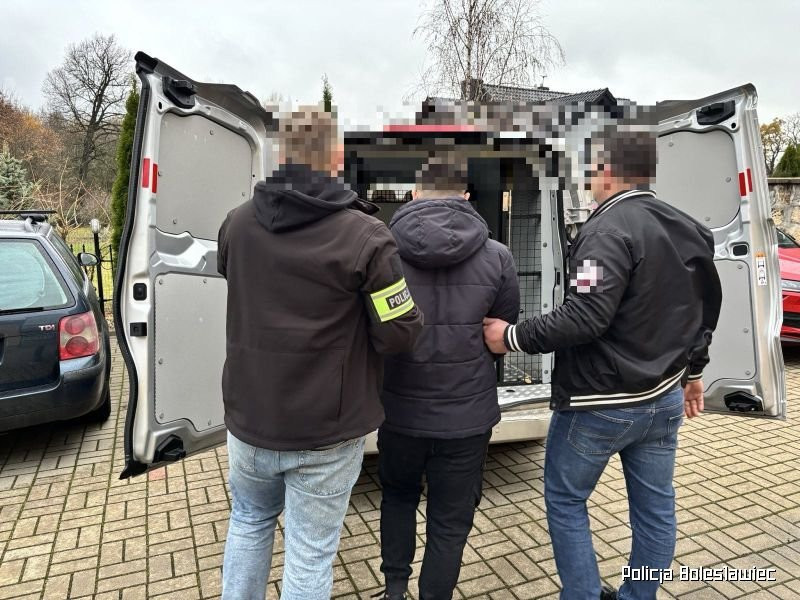 Zatrzymani i policjanci