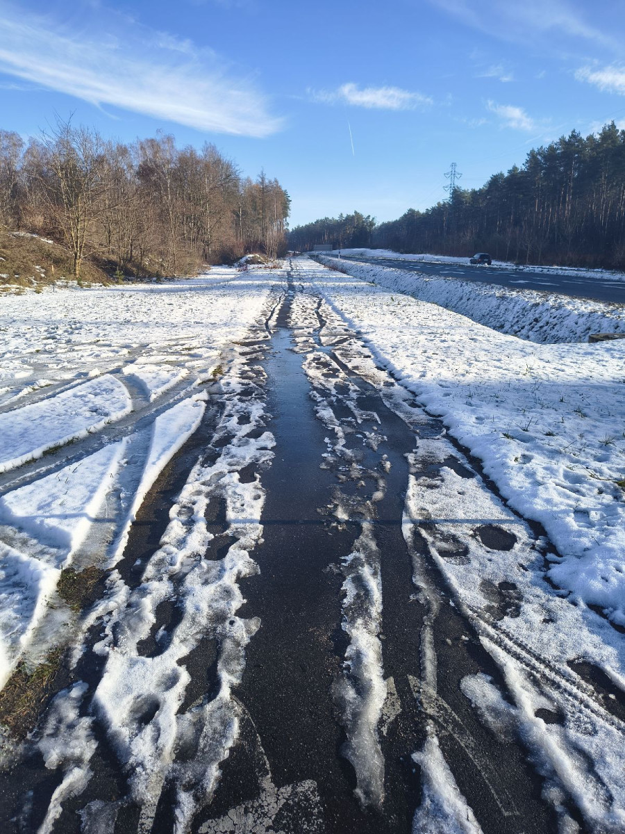 Nieodśnieżona ścieżka
