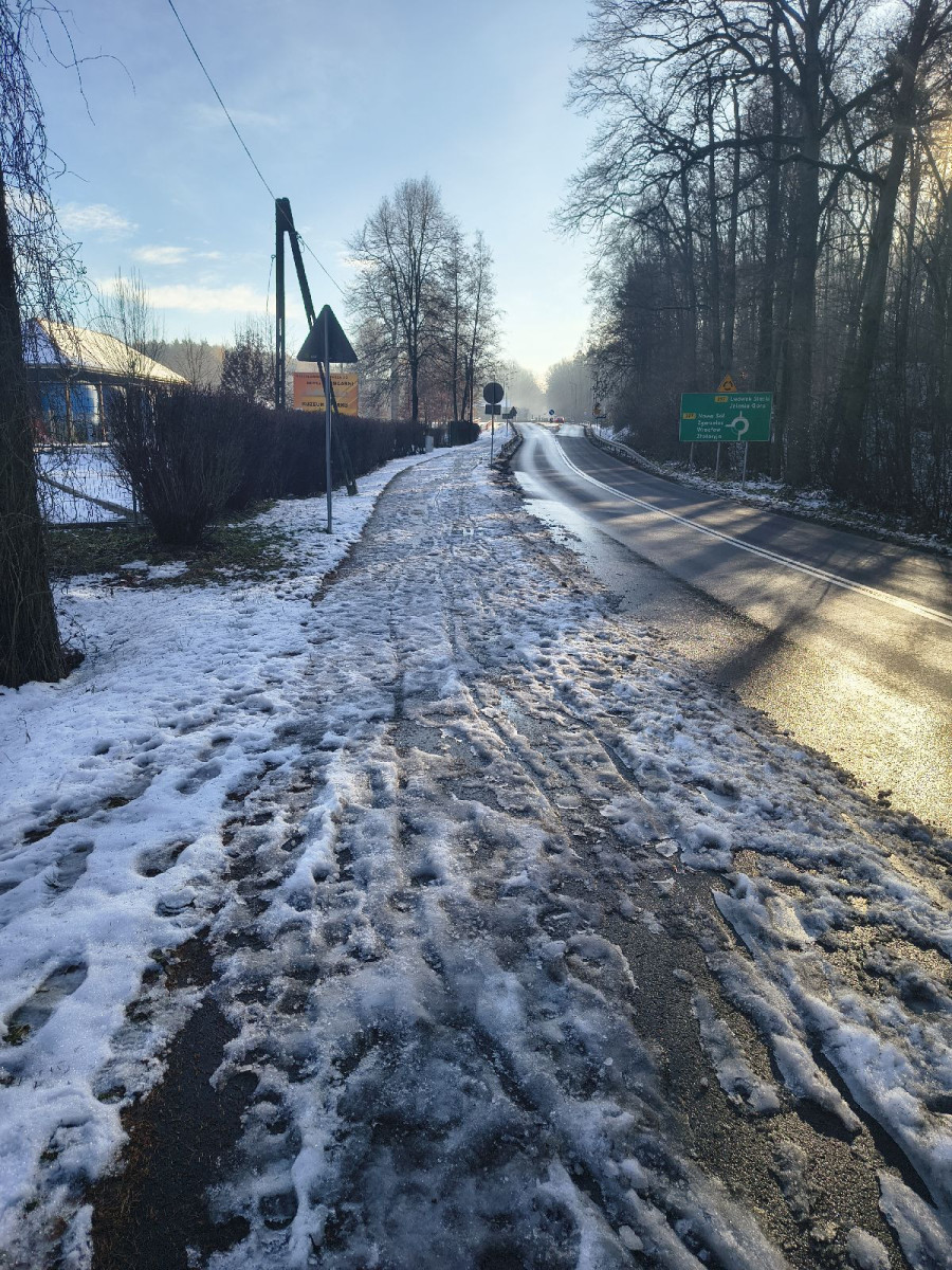 Nieodśnieżona ścieżka