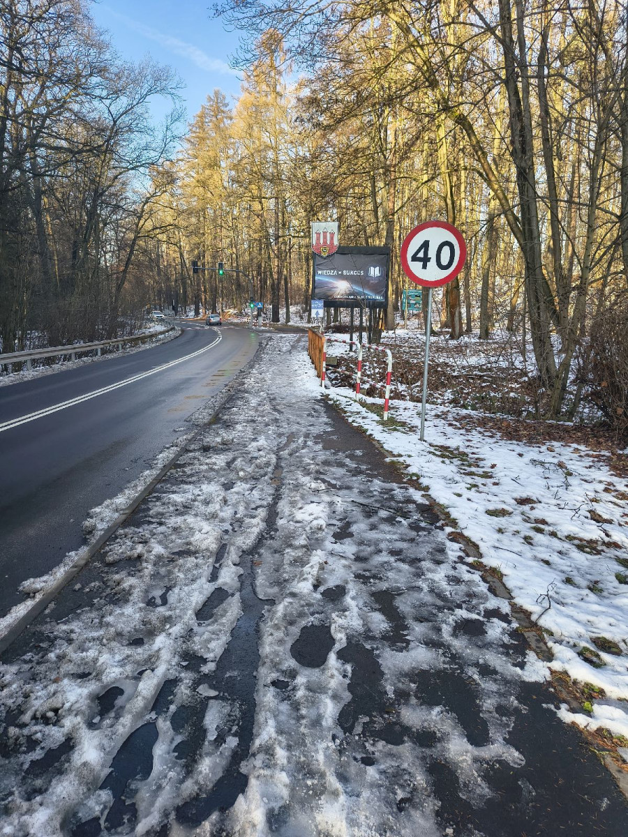 Nieodśnieżona ścieżka