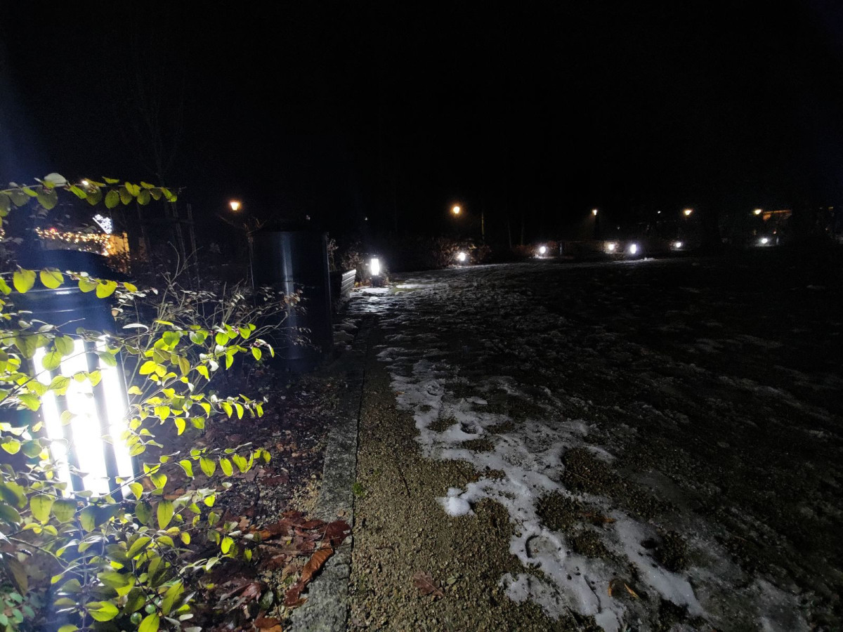 Nocny spacer po parku przy muzeum ceramiki