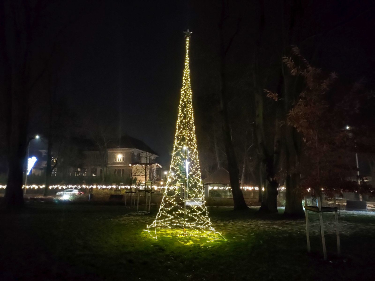 Nocny spacer po parku przy muzeum ceramiki