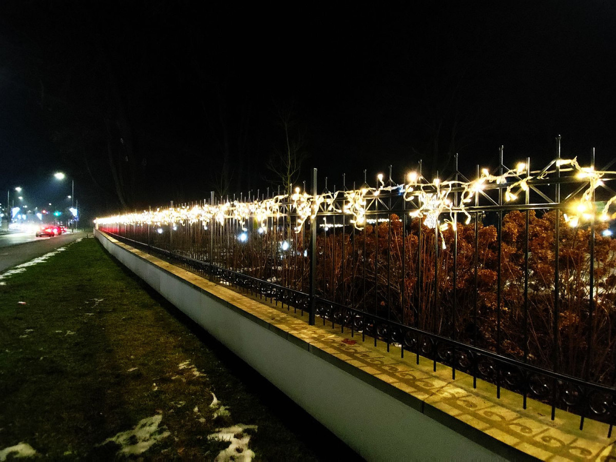 Nocny spacer po parku przy muzeum ceramiki