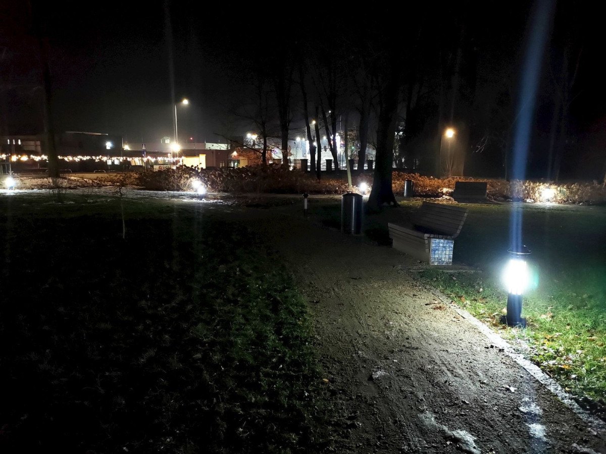 Nocny spacer po parku przy muzeum ceramiki