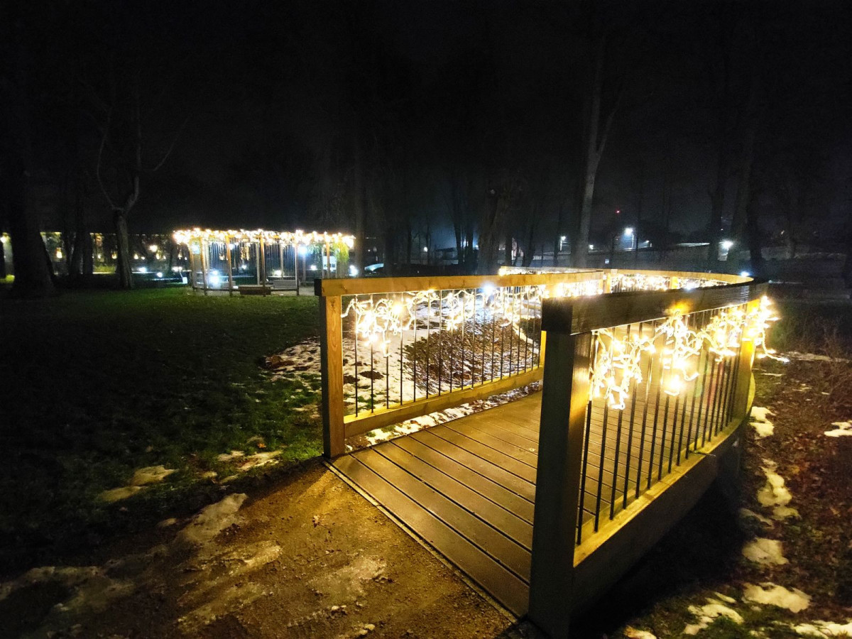 Nocny spacer po parku przy muzeum ceramiki