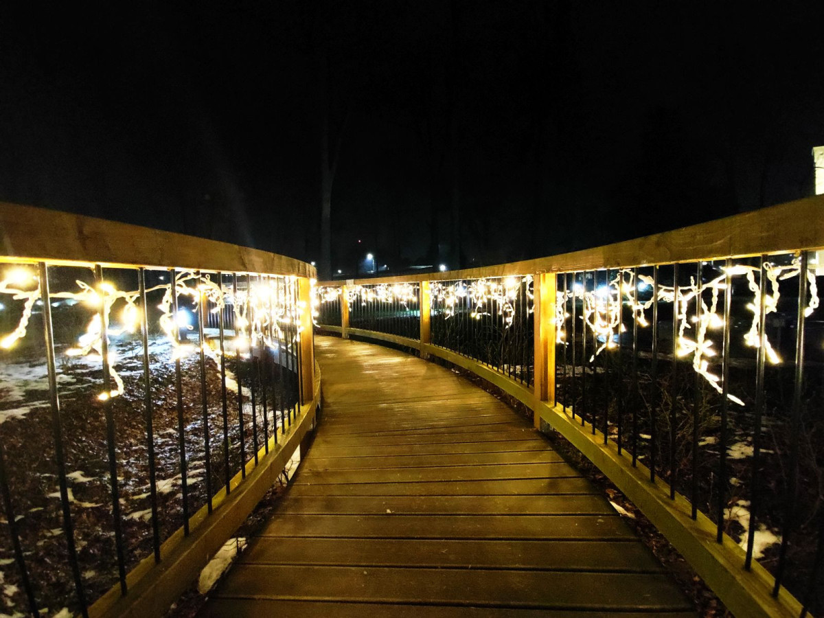 Nocny spacer po parku przy muzeum ceramiki