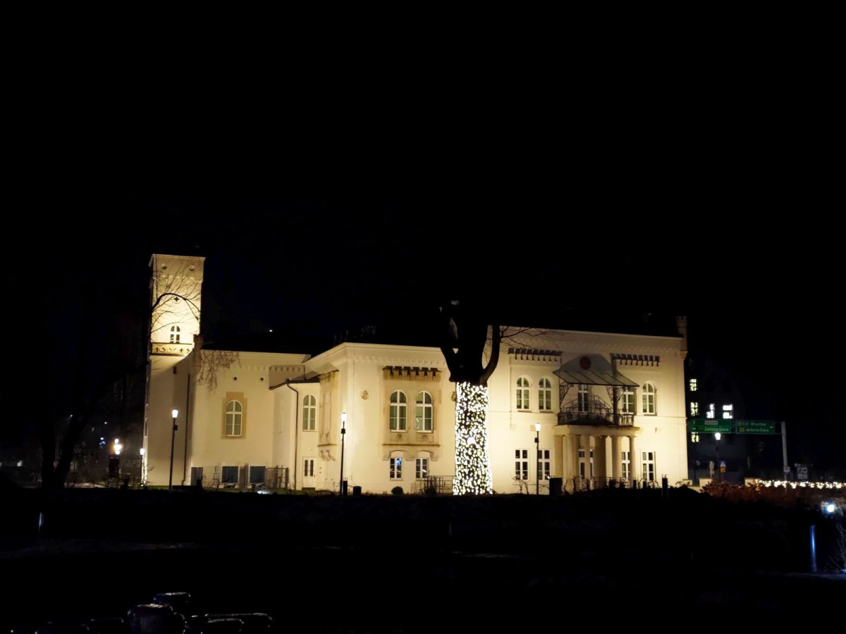 Nocny spacer po parku przy muzeum ceramiki