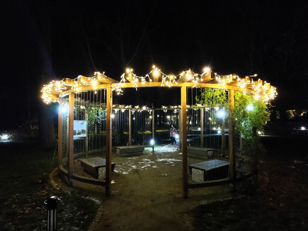 Nocny spacer po parku przy muzeum ceramiki