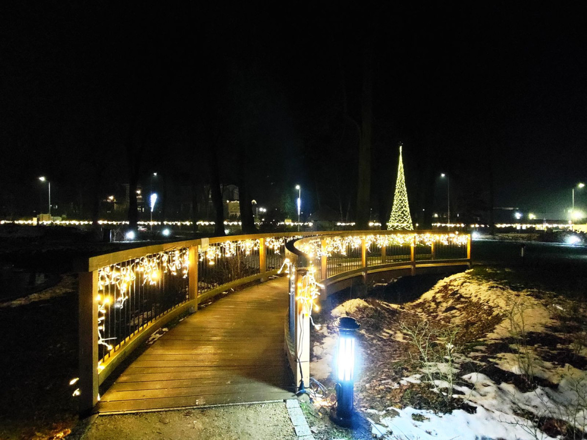 Nocny spacer po parku przy muzeum ceramiki