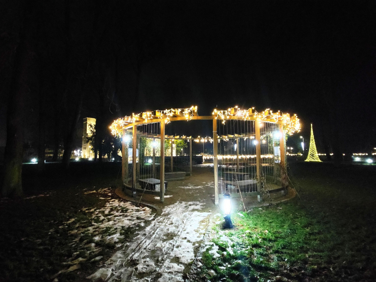 Nocny spacer po parku przy muzeum ceramiki