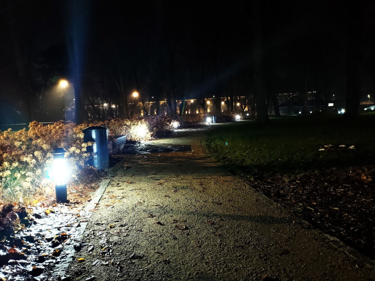 Nocny spacer po parku przy muzeum ceramiki