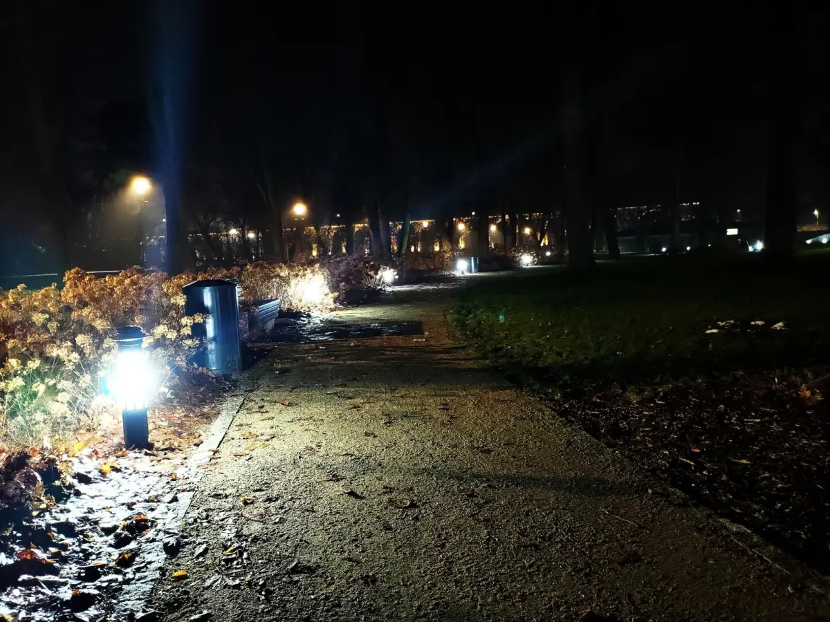 Нічна прогулянка парком біля музею кераміки
