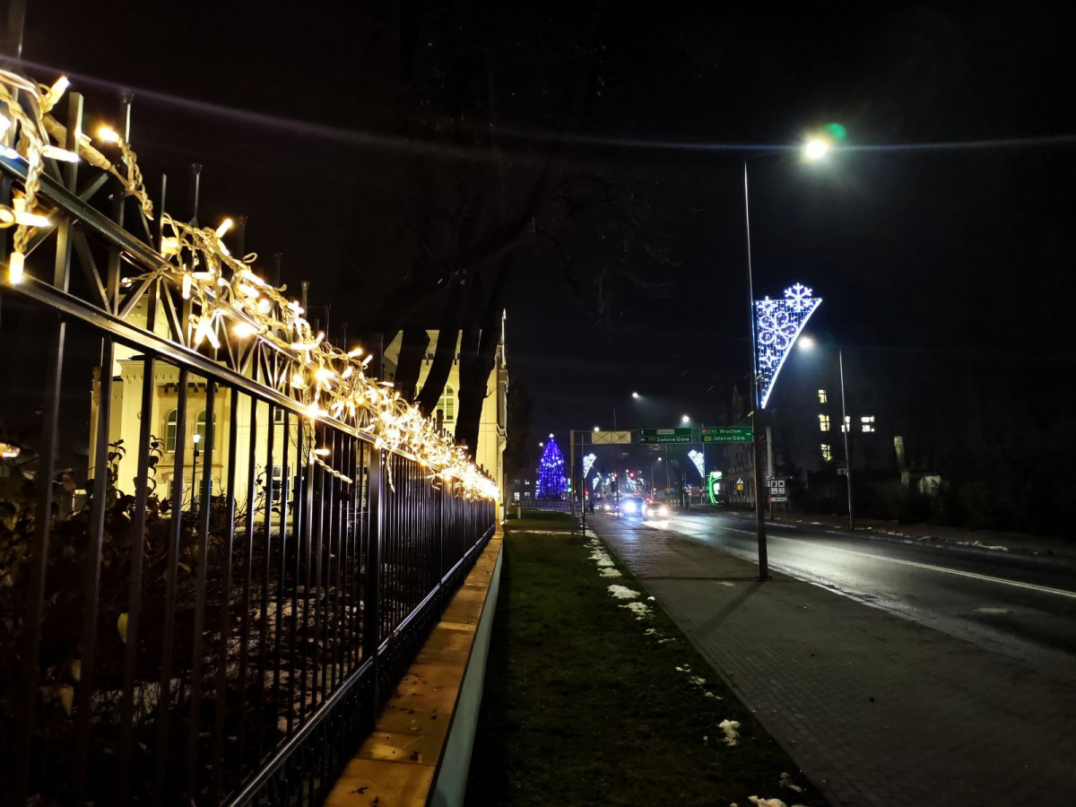 Nocny spacer po parku przy muzeum ceramiki