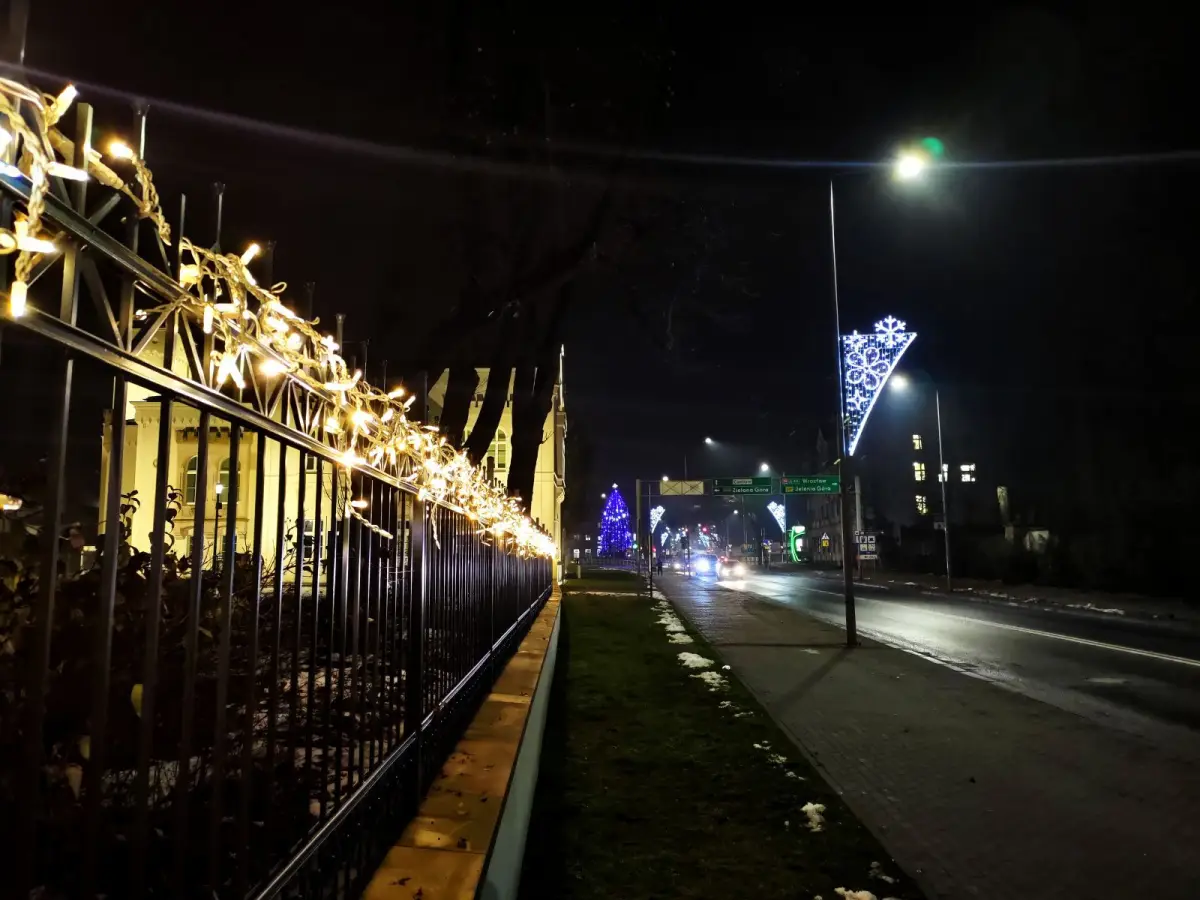 Нічна прогулянка парком біля музею кераміки