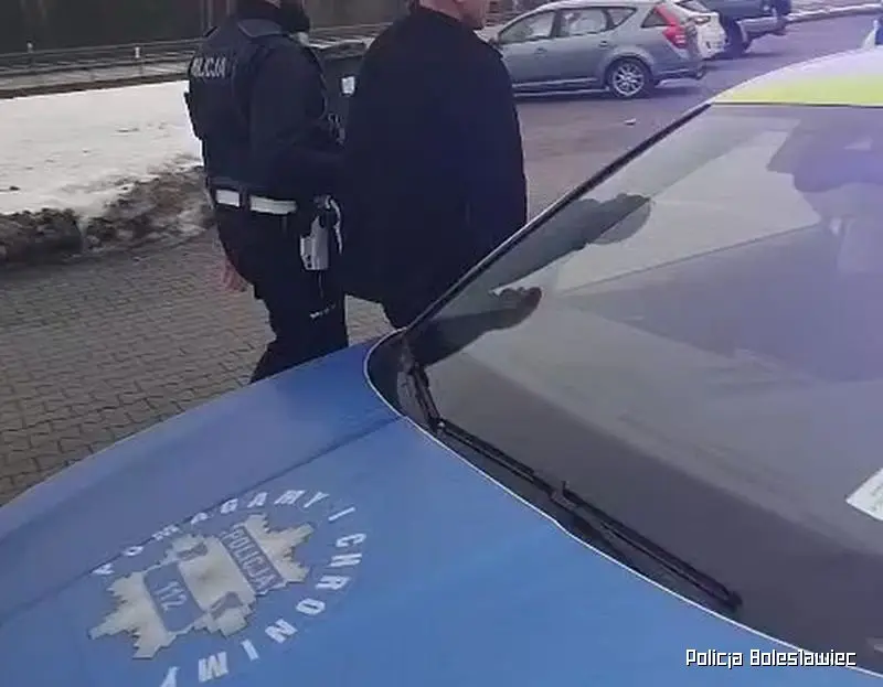 Podejrzany i butelki w kabinie