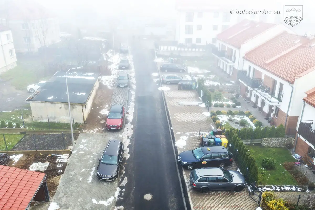 Ulica Klebeerga z nową nawierzchnią i latarniami