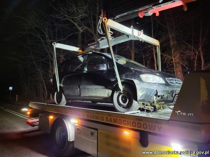 Znak i auto po pościgu