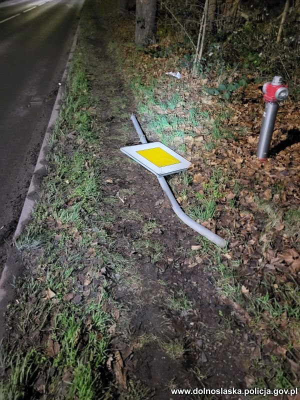 Znak i auto po pościgu