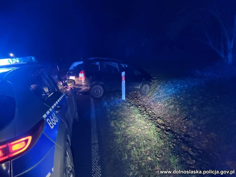 Znak i auto po pościgu