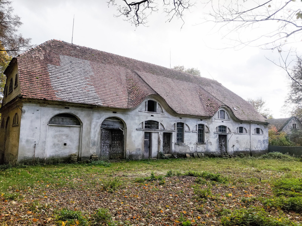 Stajnia pałacu w Grodźcu