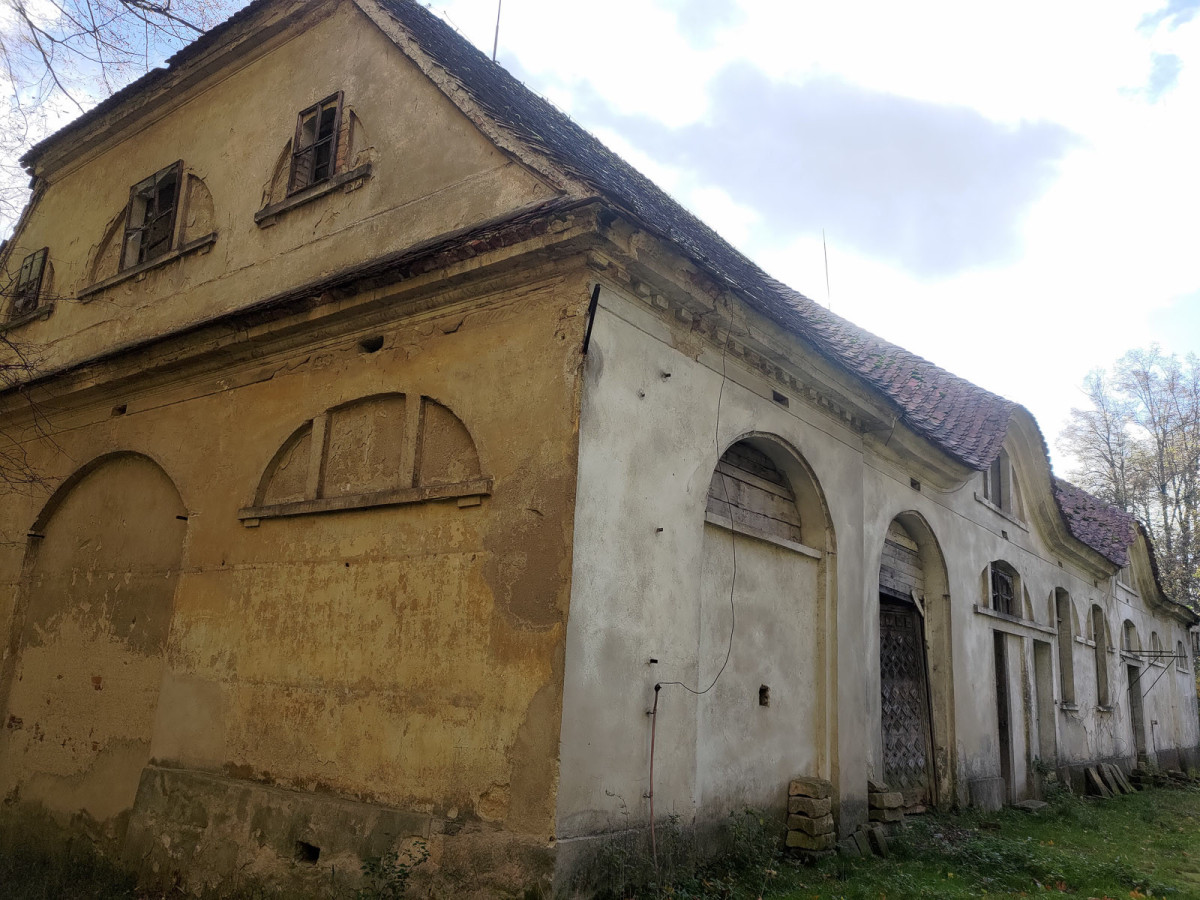 Stajnia pałacu w Grodźcu