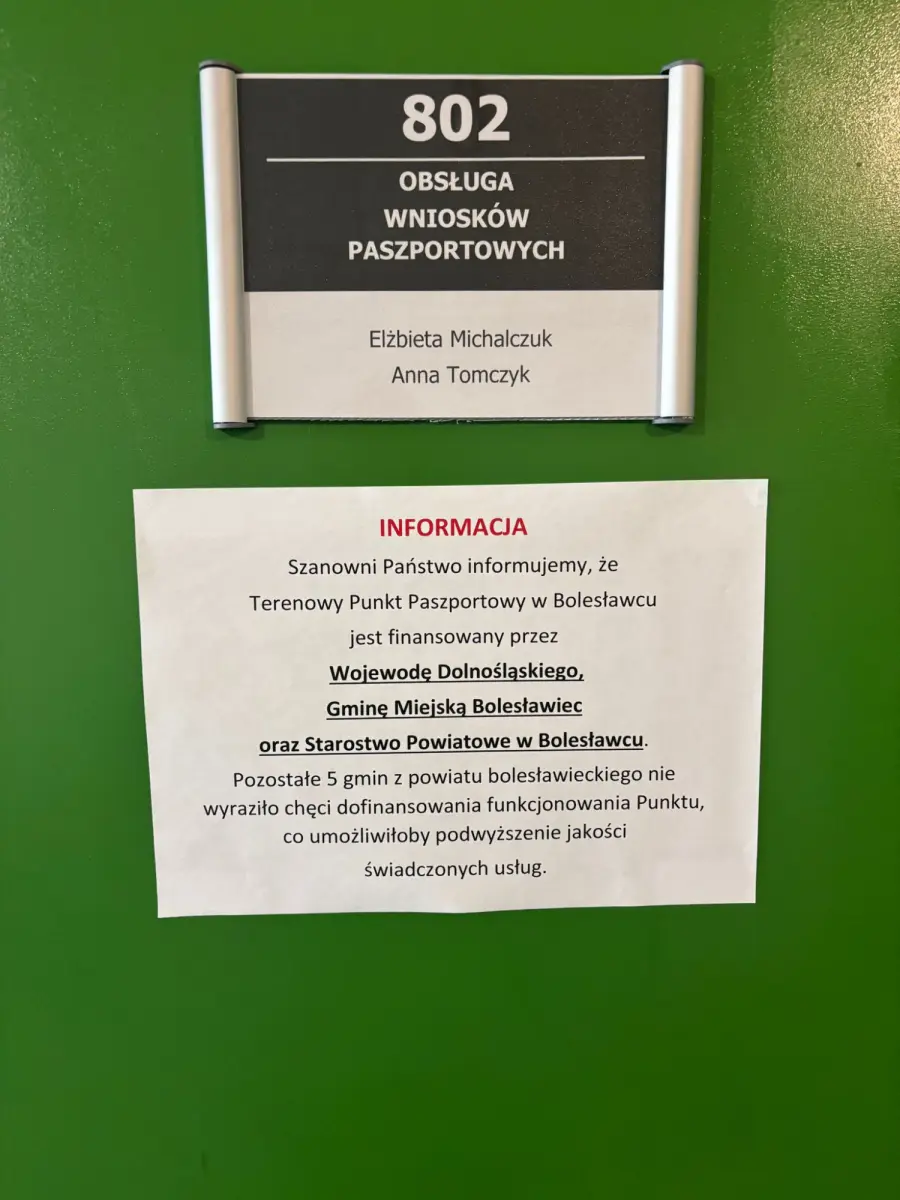 Kartka na drzwiach biura paszportowego