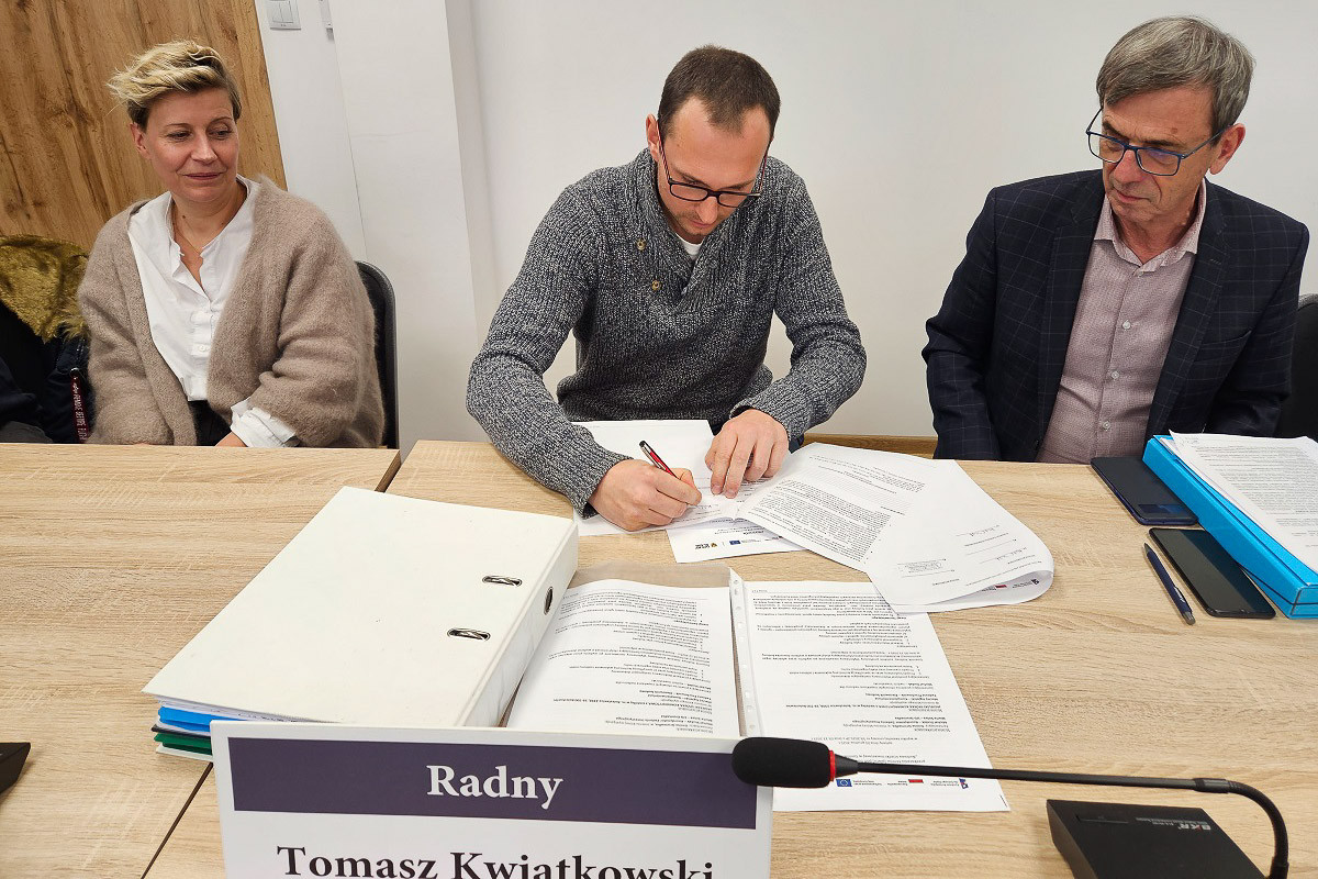 wójt gminy Gromadka Ryszard Kawka podpisał z PKP akt notarialny