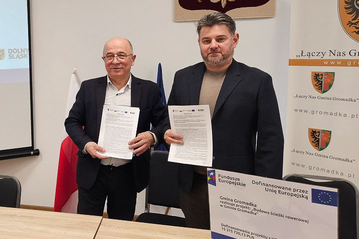 wójt gminy Gromadka Ryszard Kawka podpisał z PKP akt notarialny