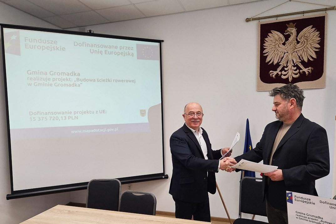 wójt gminy Gromadka Ryszard Kawka podpisał z PKP akt notarialny