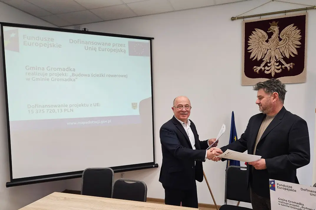 wójt gminy Gromadka Ryszard Kawka podpisał z PKP akt notarialny