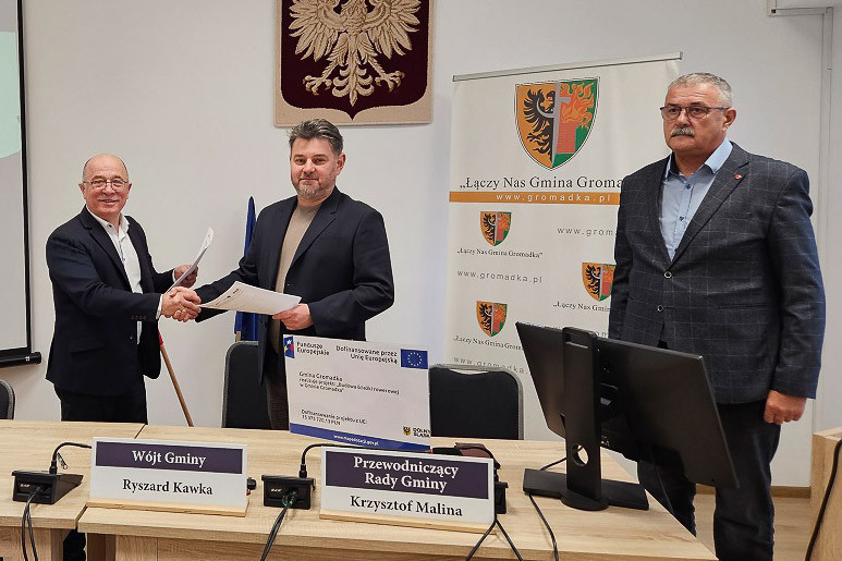 wójt gminy Gromadka Ryszard Kawka podpisał z PKP akt notarialny