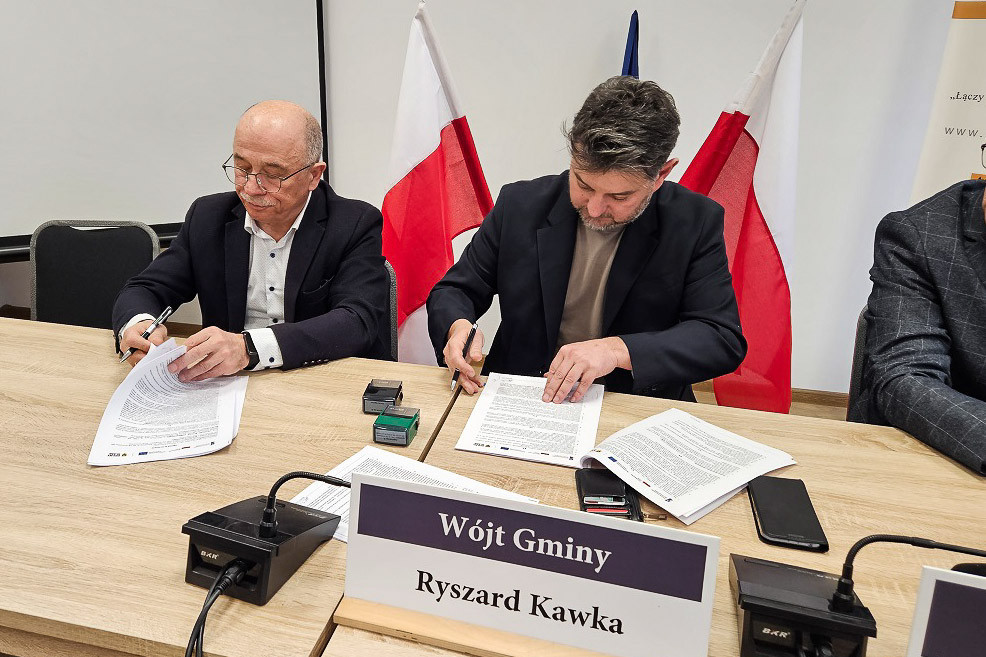 wójt gminy Gromadka Ryszard Kawka podpisał z PKP akt notarialny