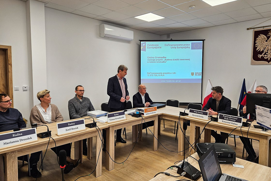 wójt gminy Gromadka Ryszard Kawka podpisał z PKP akt notarialny