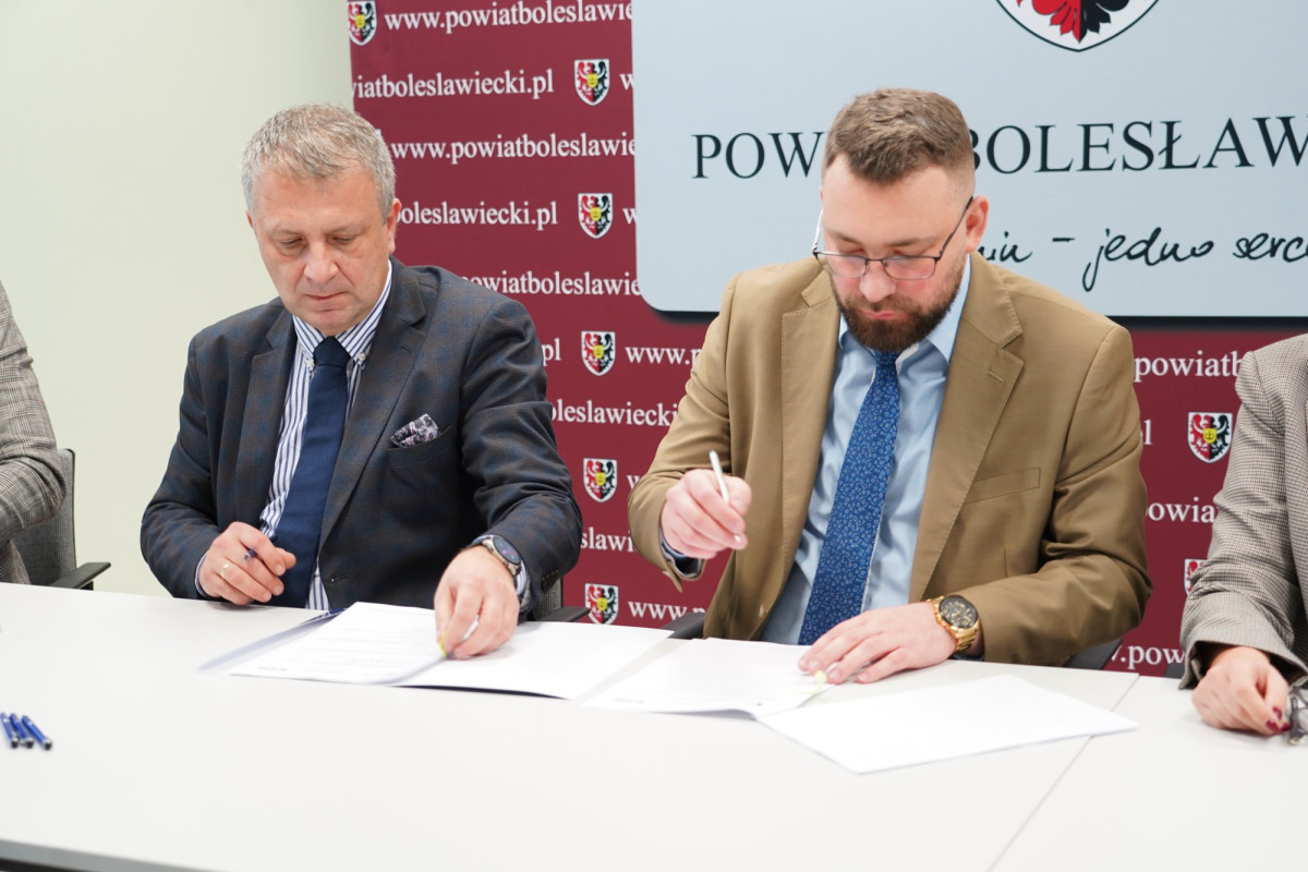 Podpisanie umowy na kompleksową termomodernizację Zespołu Szkół Technicznych i Przyrodniczych