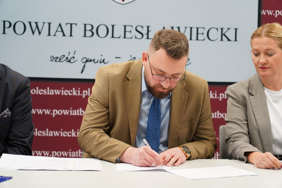 Podpisanie umowy na kompleksową termomodernizację Zespołu Szkół Technicznych i Przyrodniczych