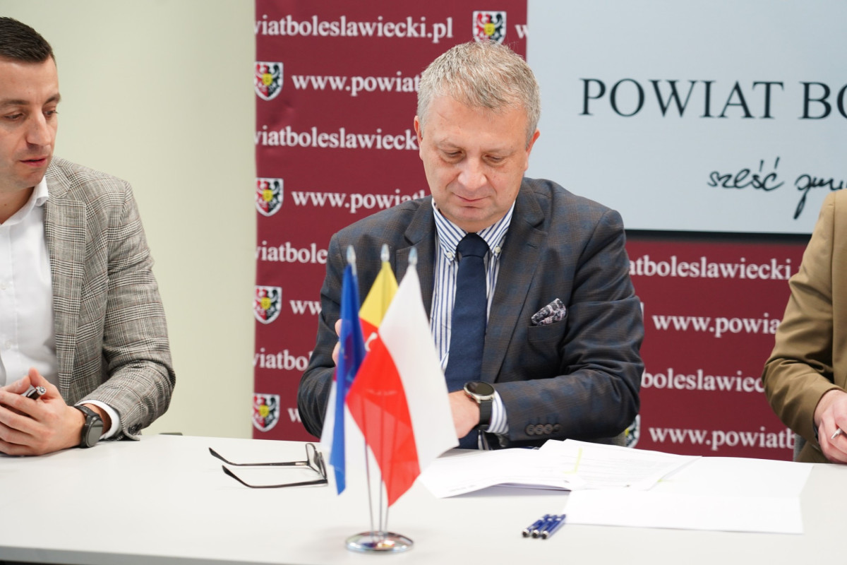 Podpisanie umowy na kompleksową termomodernizację Zespołu Szkół Technicznych i Przyrodniczych