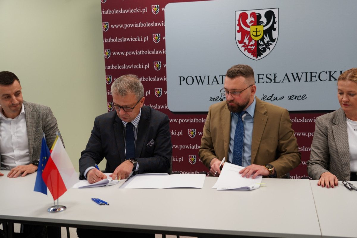 Podpisanie umowy na kompleksową termomodernizację Zespołu Szkół Technicznych i Przyrodniczych